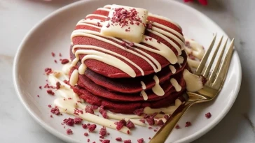 Pancakes Velours Rouge Pour Un Petit-Déjeuner Doux De Saint-Valentin