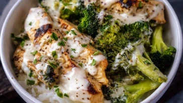 Bols De Poulet Crèmeux à LAil Et Brocoli