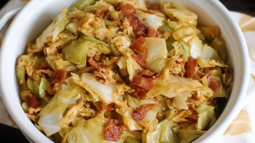 Chou Frisé Sauté Au Bacon