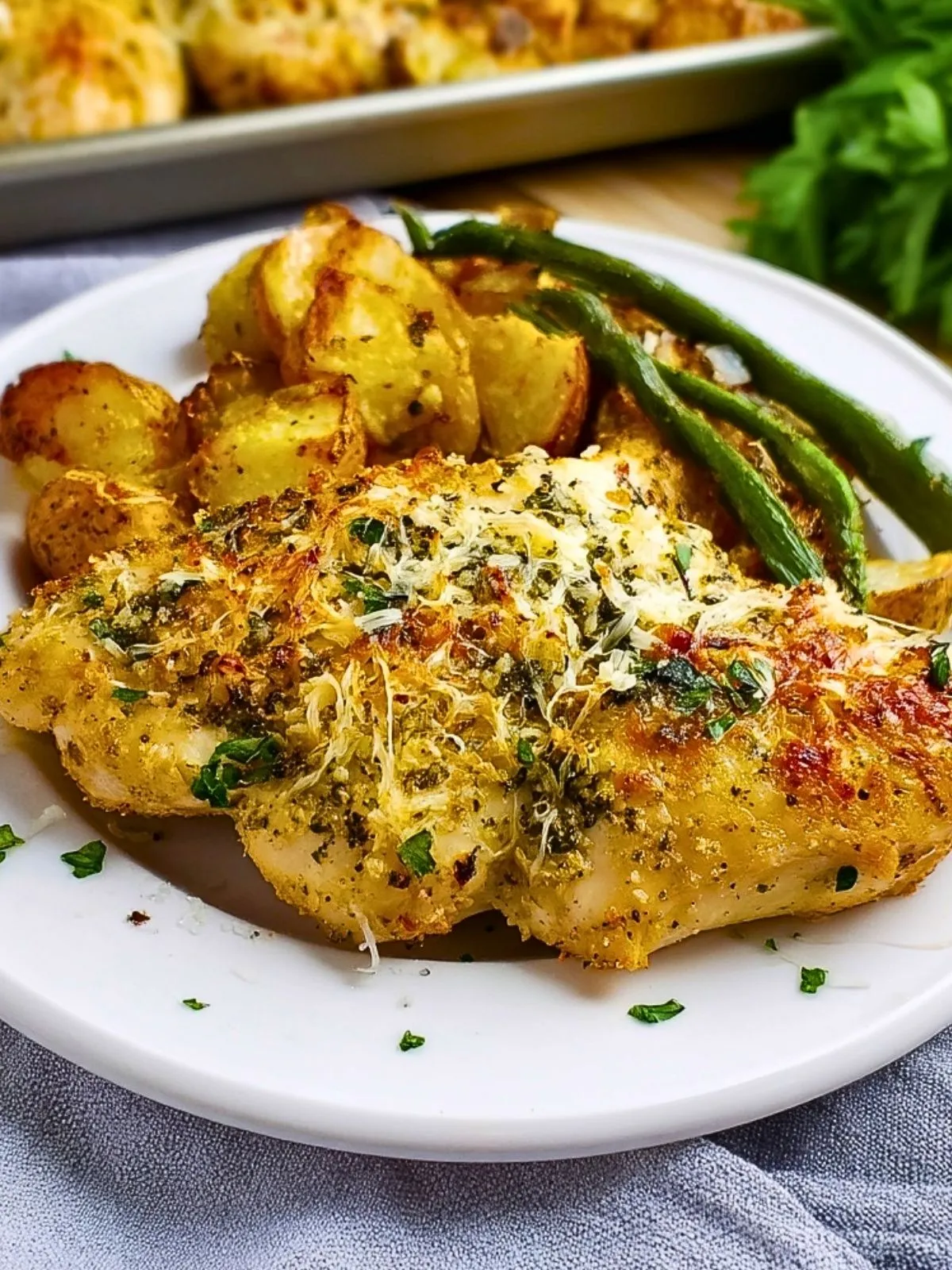 Poulet Ail Parmesan Sur Plaque Avec Pommes De Terre Et Haricots Verts (1)