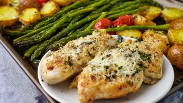 Poulet Ail Parmesan Sur Plaque Avec Pommes De Terre Et Haricots Verts